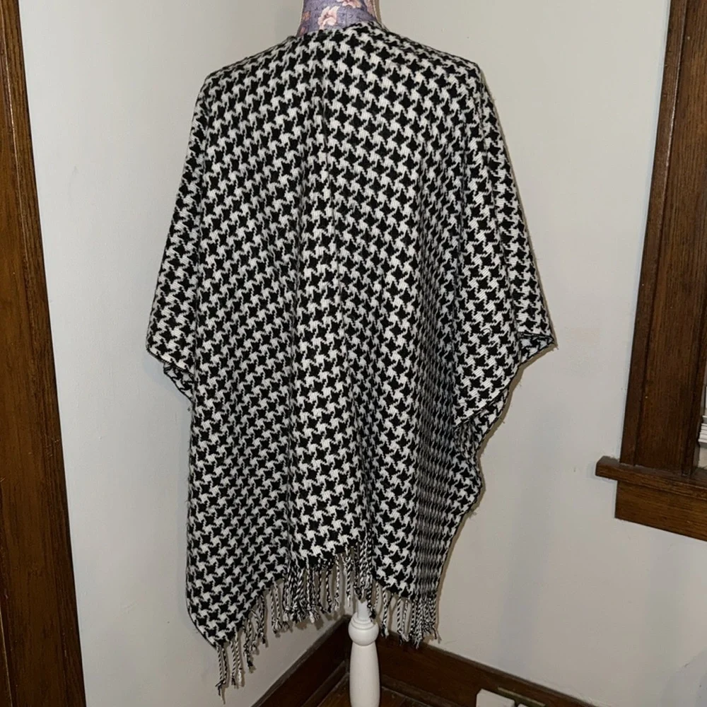 Black And White Wrap Sweater Echo - Picture 2 of 3